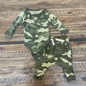 Old navy two piece set. Size 3-6 months.